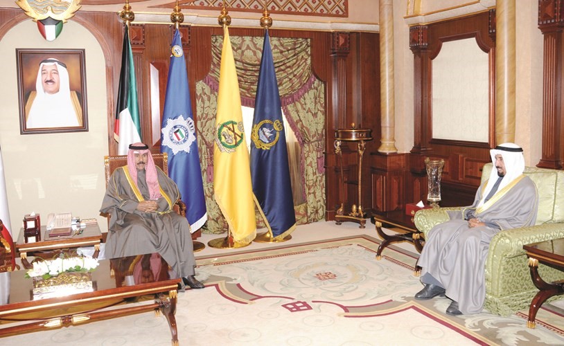 سمو ولي العهد الشيخ نواف الأحمد مستقبلا الشيخ علي الجابر﻿