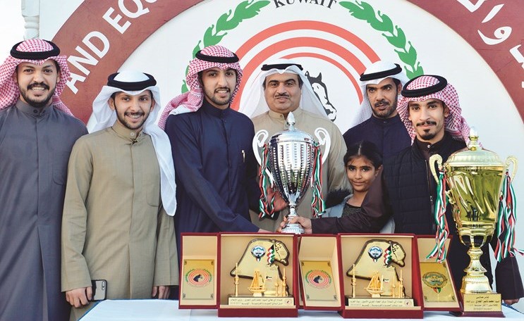 علاء الرومي يسلم كأس بيت العرب إلى المطيري﻿