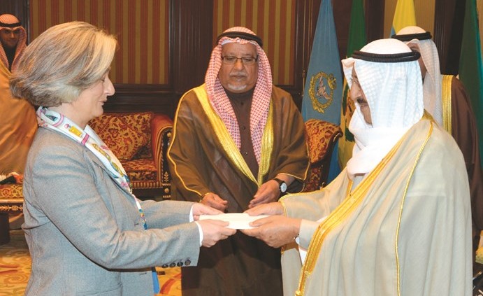صاحب السمو الأمير الشيخ صباح الأحمد مستقبلا السفيرة ماري ماسدوبوي سفيرة لفرنسا	﻿