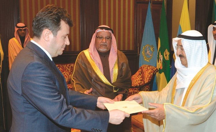 صاحب السمو الأمير مستقبلا السفير عبدالقادر محمدي سفير جمهورية مقدونيا﻿