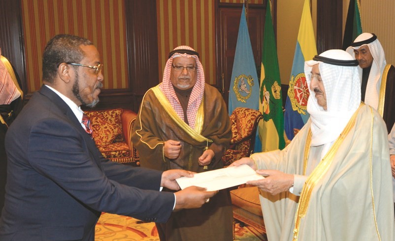 صاحب السمو الأمير مستقبلا السفير خوسيه أندر اديه دو ليموس سفير أنغولا﻿