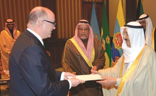 صاحب السمو الأمير الشيخ صباح الأحمد مستقبلا السفير بول كافانا سفير جمهورية إيرلندا﻿