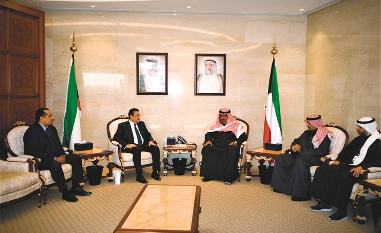 الشيخ ثامر العلي خلال لقائه السفير المصري لدى البلاد طارق القوني﻿