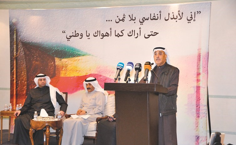فيصل اليحيا ومحمد منور ويبدو د. سند الفضالة متحدثا 	(عادل سلامة)﻿
