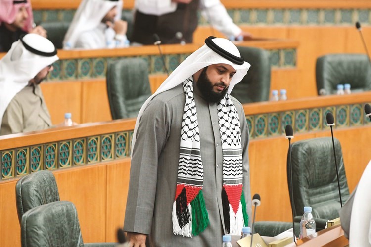 عبدالله فهاد متشحا بعلم فلسطين﻿