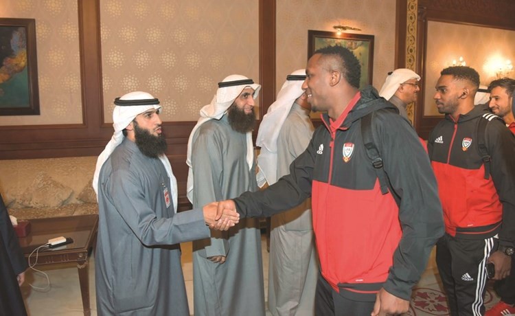 د.حامد الشيباني يصافح لاعب الإمارات احمد خليل	 (محمد هنداوي) ﻿
