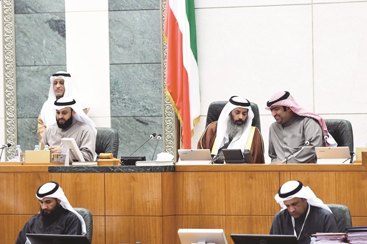  ﻿نايف المرداس مترئسا الجلسة وبجانبه خالد الروضان وعبدالله فهاد﻿