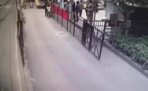 بالفيديو .. طفل علق رأسه بين قضبان بوابة حديدية... الحادثة لم تنته هنا!