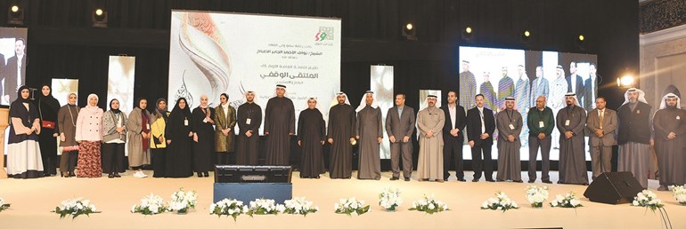 جانب من تكريم المشاركين في إعداد الملتقى﻿