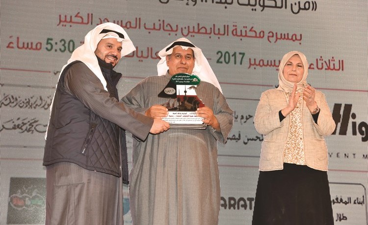 عبداللطيف السعيد يتسلم الدرع التكريمية﻿