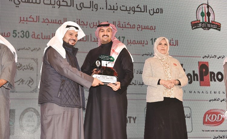 أحمد البصارة يتسلم الدرع﻿