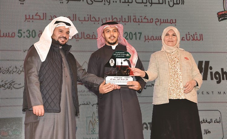 مبارك العيار يتسلم الدرع﻿