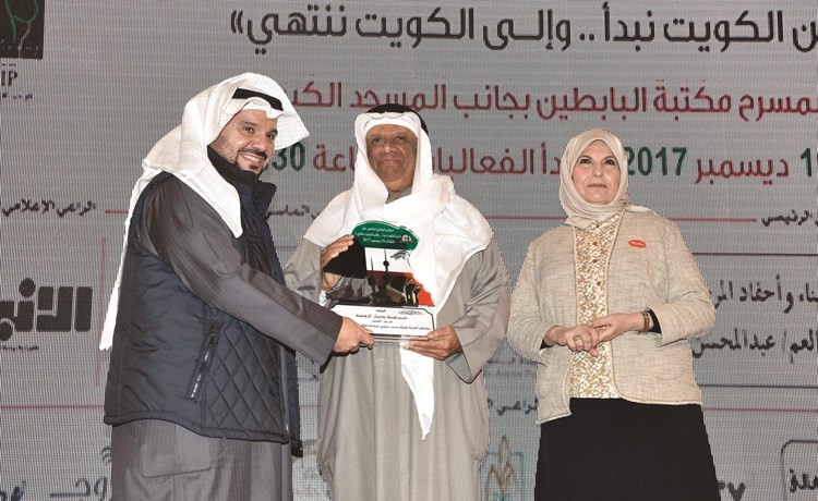 خالد المعوشرجي يتسلم تكريمه﻿