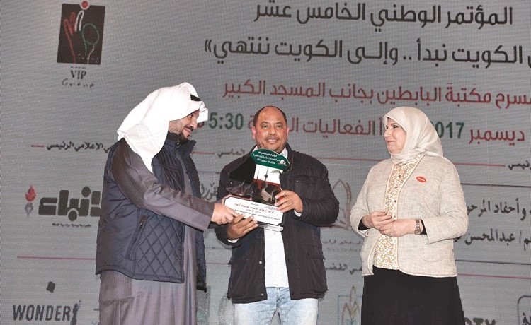 تكريم الأنباء يتسلمه الزميل عاطف رمضان﻿
