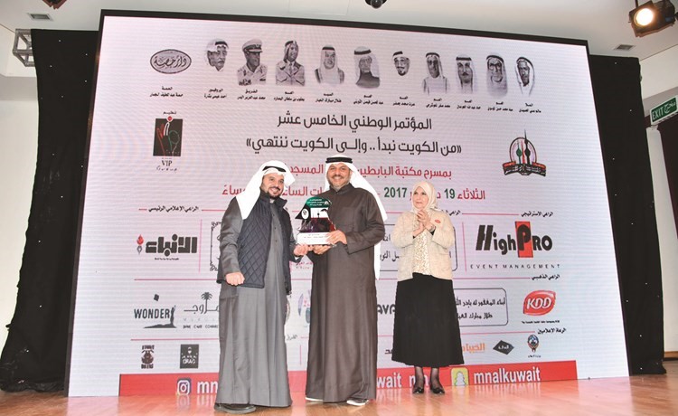 محمد جعفر يتسلم درع التكريم﻿