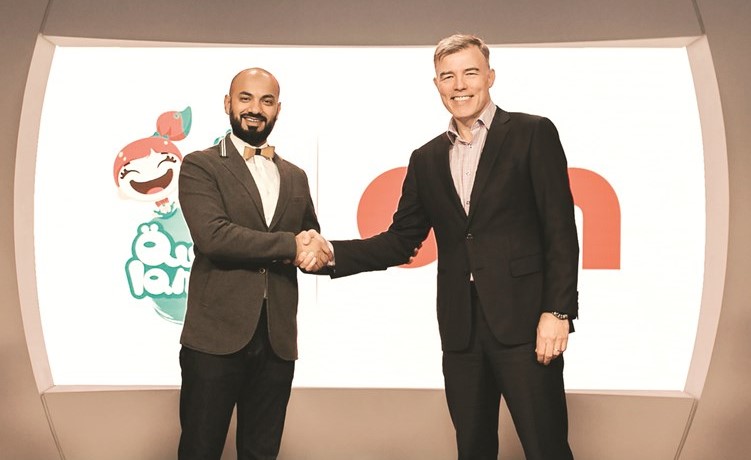 بدر ورد ونيل مارتن بعد توقيع اتفاقية لتقديم المحتوى التعليمي ﻿