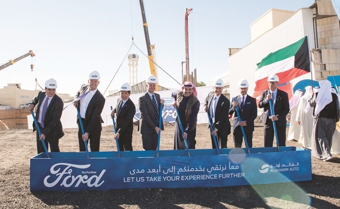 الإدارة العليا في شركة فورد الغانم وفورد الشرق الأوسط وأفريقيا لحظة تدشين موقع معرض ومركز خدمة فورد الجديد في الشويخ﻿