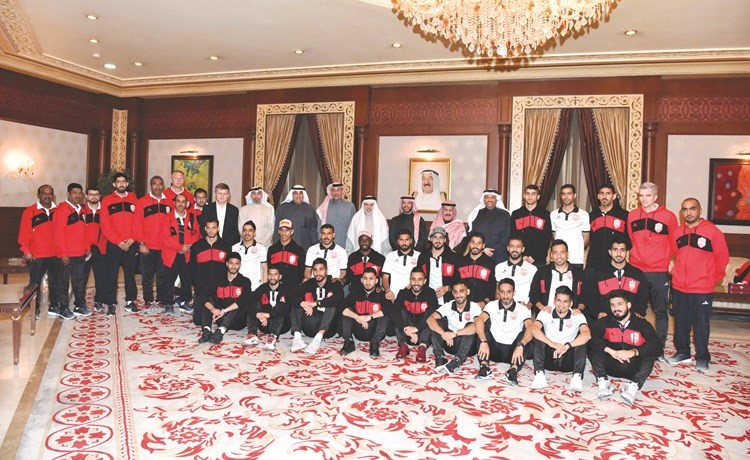 الصباح وأبل يتوسطان وفد المنتخب البحريني	(ريليش كومار)﻿