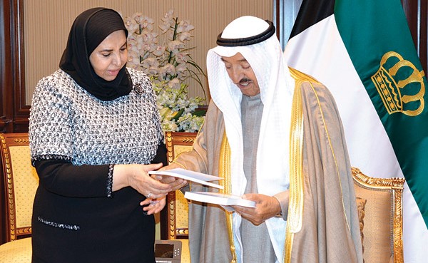 صاحب السمو الأمير الشيخ صباح الأحمد يتسلم كتابين من الشيخة د. سعاد الصباح