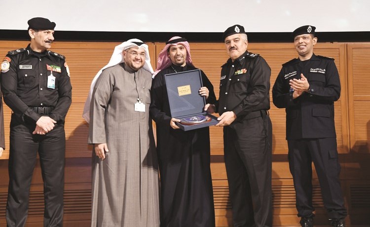 اللواء منصور العوضي واللواء وليد الصالح والعميد عادل الحشاش وم.طارق العميري يكرمون نواف الخرينج﻿