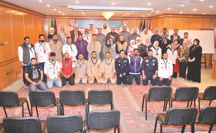 فيصل المقصيد وإبراهيم العيد وأحمد فرمن مع المشاركين في الدراسة	(زين علام)﻿