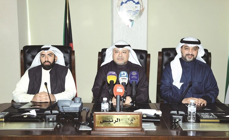 د.خالد مهدي متوسطا المستشار خالد الحشاش والمستشار فارس العبيد خلال المؤتمر الصحافي (متين غوزال)﻿