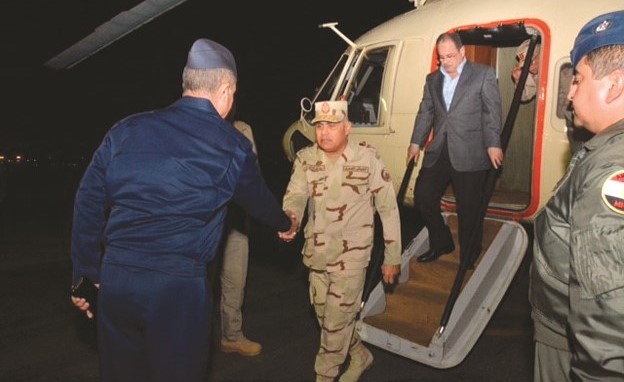 الفريق أول صدقي صبحي وزير الدفاع والإنتاج الحربي واللواء مجدي عبدالغفار وزير الداخلية﻿﻿لحظة وصولهما من العريش﻿