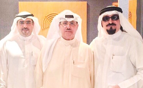 الشيخ فهد المبارك يتوسط سعد الفندي وإبراهيم الفيلكاوي ﻿