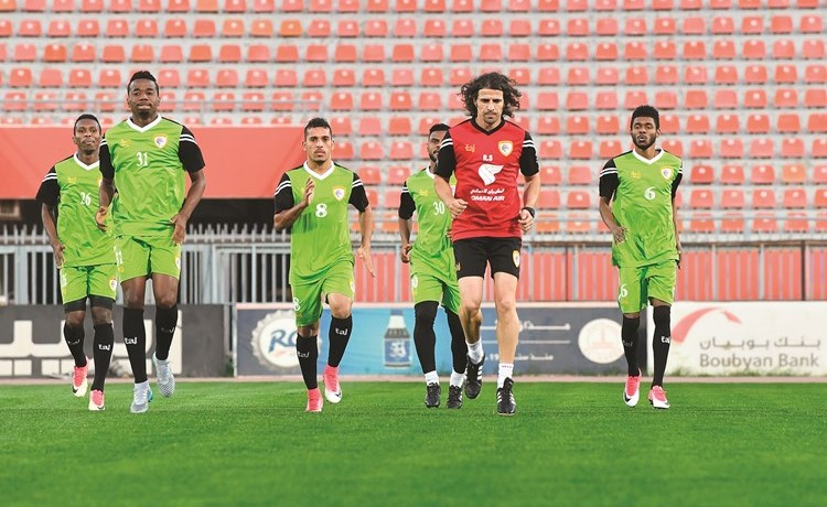 لاعبو المنتخب العماني يتدربون للمرة الأولى في ستاد الصداقة والسلام﻿