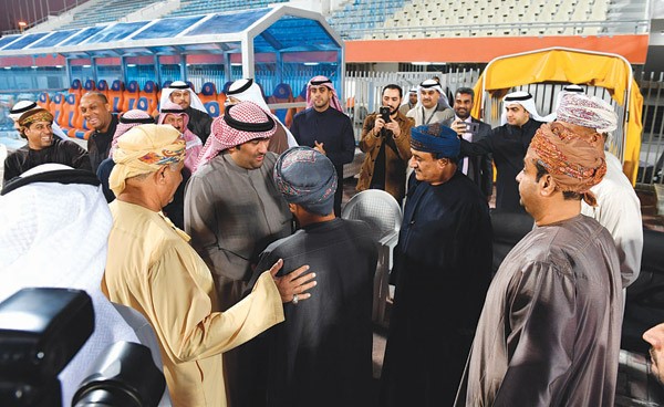 وزير التجارة والصناعة ووزير الشباب خالد الروضان يزور المنتخب العماني        (هاني الشمري )