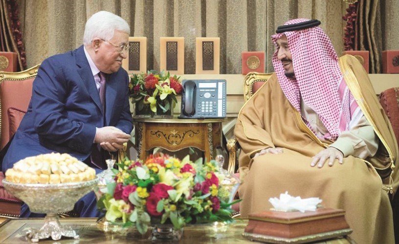 خادم الحرمين الشريفين الملك سلمان بن عبدالعزيز والرئيس الفلسطيني محمود عباس خلال مباحثاتهما امس      (واس) ﻿