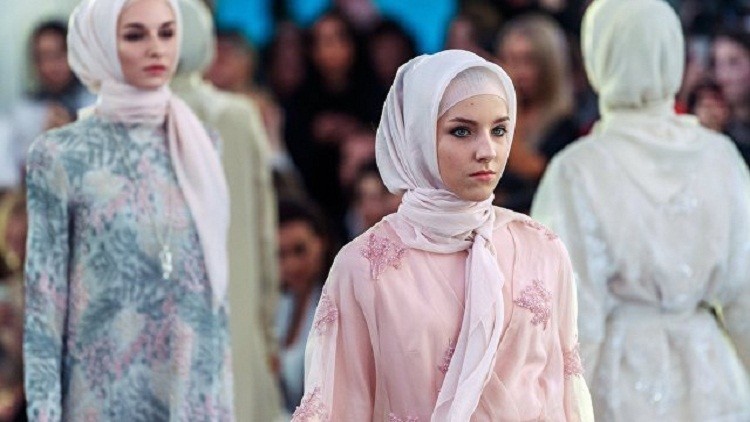 ابنة رئيس الشيشان تحقق نجاحا باهرا في عالم الأزياء