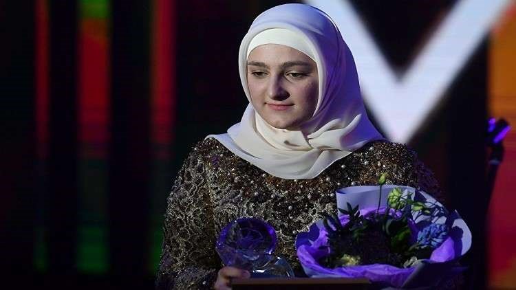 ابنة رئيس الشيشان تحقق نجاحا باهرا في عالم الأزياء