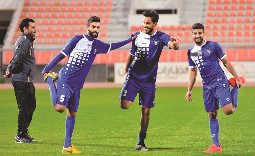 الجماهير بانتظار الفرحة     (الازرق.كوم)