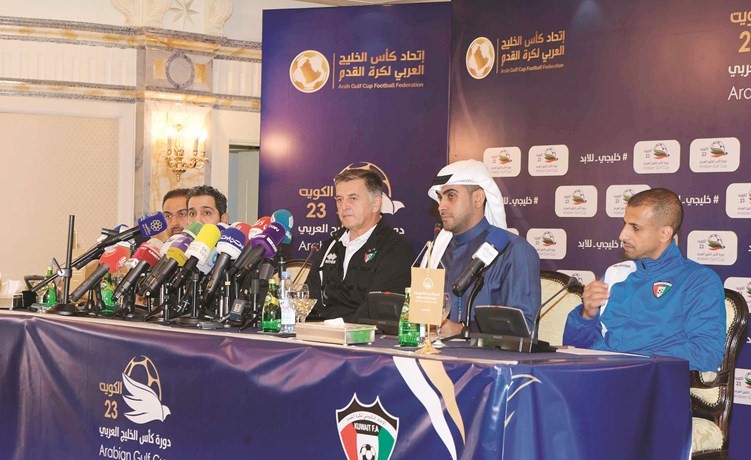 مدرب الازرق بونياك واللاعب حسين حاكم في المؤتمرالصحافي	(محمد هاشم )﻿