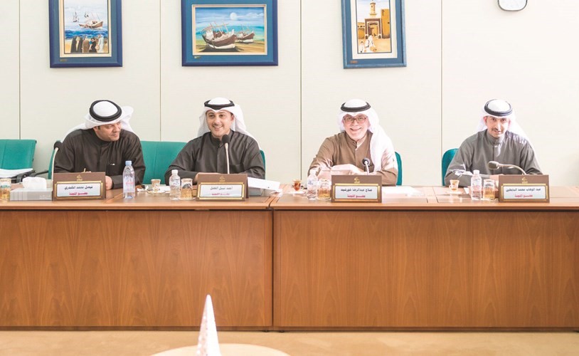 صلاح خورشيد متوسطا عبدالوهاب البابطين وأحمد الفضل وفيصل الكندري﻿