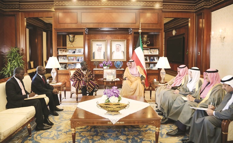 الشيخ صباح الخالد مستقبلا سفير غانا بحضور خالد الجارالله والشيخ د.أحمد ناصر المحمد وضاري العجران﻿