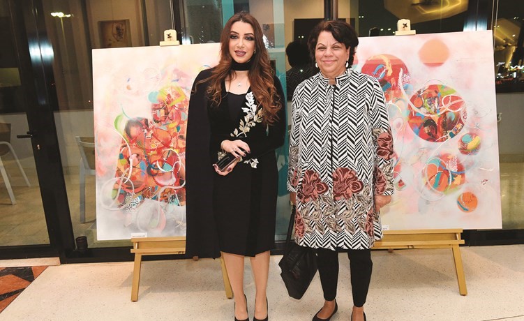 الفنانة ثريا البقصمي والفنانة مها المنصور ﻿