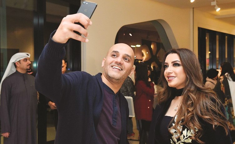 الفنان خالد البريكي وسيلفي مع الفنانة مها المنصور﻿
