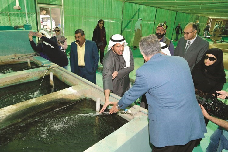 الشيخ عبدالله الأحمد يستمع لشرح عن استزراع الأسماك﻿