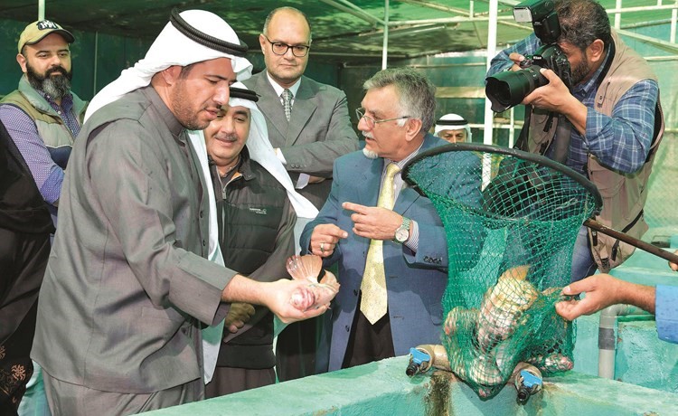 الشيخ عبدالله الأحمد وم.فيصل الحساوي يطلعان على إنتاج مزرعة الأسماك﻿