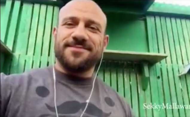 بالفيديو.. فنان عربي يكشف إصابته بفيروس أقعده لمدة عام وأفقده 30 كيلوغراماً: "كنت بموت ورجعت"