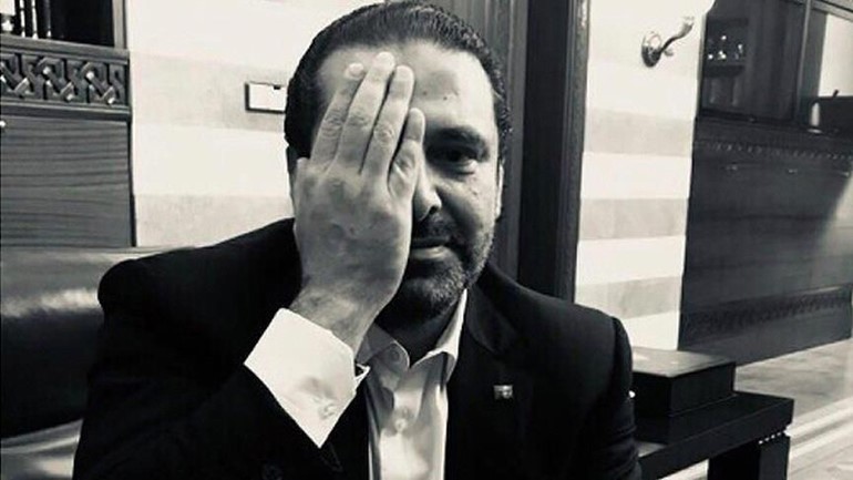 صورة نشرها رئيس الوزراء اللبناني على حسابه بتويتر وهو يضع يده على عينه اليسرى تضامنا مع الطفل كريم 
