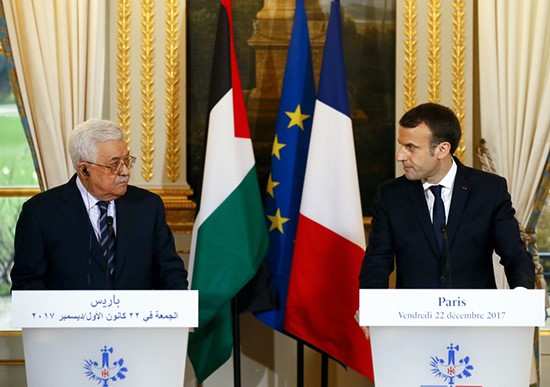 الرئيس ماكرون خلال المؤتمر الصحفي مع الرئيس الفلسطيني محمود عباس
