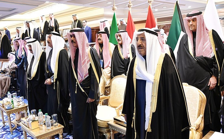 صاحب السمو الأمير الشيخ صباح الأحمد و سمو ولي العهد الشيخ نواف الأحمد والشيخ جابر العبدالله وسمو الشيخ ناصر المحمد وأنس الصالح والشيخ مبارك الفيصل والشيخ أحمد اليوسف خلال عزف النشيد الوطني ﻿