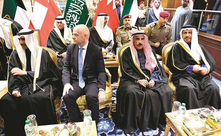  ﻿صاحب السمو الأمير الشيخ صباح الأحمد و سمو ولي العهد الشيخ نواف الأحمد والشيخ جابر العبدالله وسمو الشيخ ناصر المحمد وأنس الصالح والشيخ مبارك الفيصل والشيخ أحمد اليوسف خلال عزف النشيد الوطني ﻿