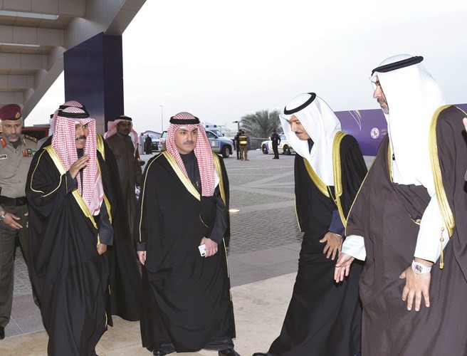 سمو ولي العهد الشيخ نواف الأحمد لحظة وصوله إلى الستاد ﻿