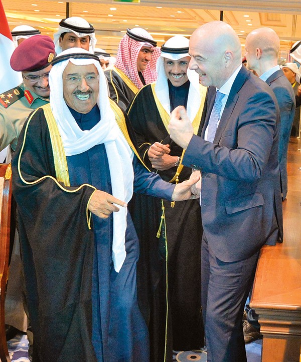 صاحب السمو الأمير الشيخ صباح الأحمد في حديث باسم مع رئيس الاتحاد الدولي لكرة القدم جياني إنفانتينو 