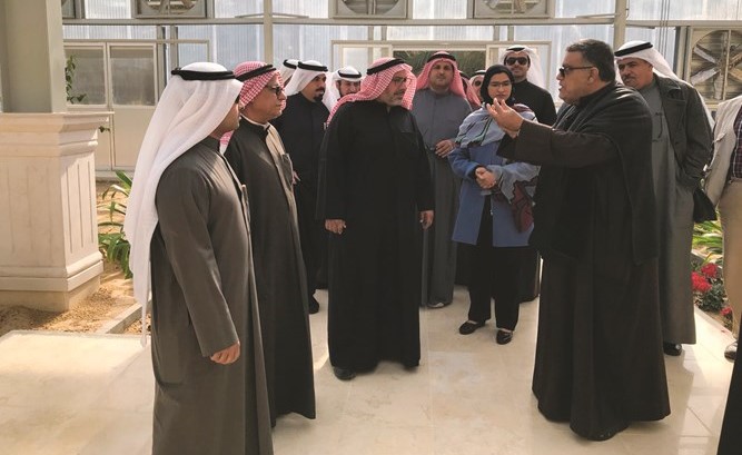المزارع دعيج العنزي يشرح لضيوفه معالم الزراعة داخل المجمعات الزراعية الحديثة﻿