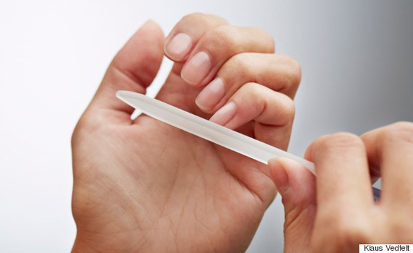 أظافرك صفراء أو تتكسر بسهولة.. إليك طرقاً بسيطة للحفاظ على جمالها